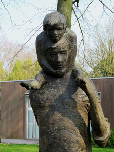 844012 Detail van het bronzen beeldhouwwerk 'Vader en Kinderen' van Jos Pirkner uit ca. 1969, in een plantsoentje op ...